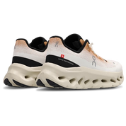 On Running Cloudtilt Ivory Almond, sneaker lifestyle beige et ivoire équipée de la technologie CloudTec Phase® et de l'amorti Helion™ vue de 3/4 arrière. 