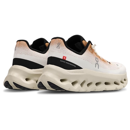 On Running Cloudtilt Ivory Almond, sneaker lifestyle beige et ivoire équipée de la technologie CloudTec Phase® et de l'amorti Helion™ vue de 3/4 arrière. 