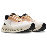 On Running Cloudtilt Ivory Almond, sneaker lifestyle beige et ivoire équipée de la technologie CloudTec Phase® et de l'amorti Helion™ vue de 3/4 face. 