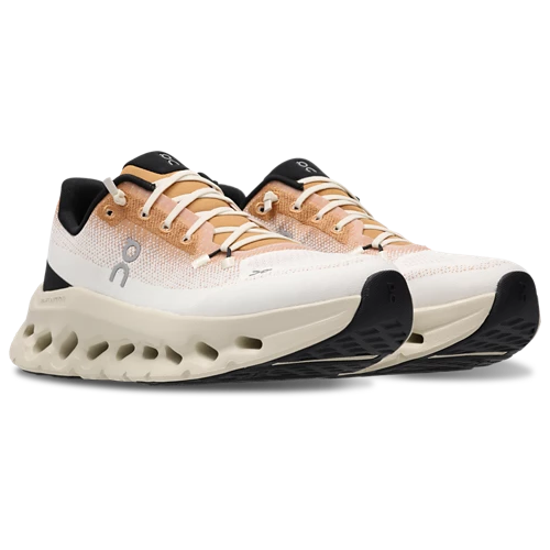 On Running Cloudtilt Ivory Almond, sneaker lifestyle beige et ivoire équipée de la technologie CloudTec Phase® et de l'amorti Helion™ vue de 3/4 face. 