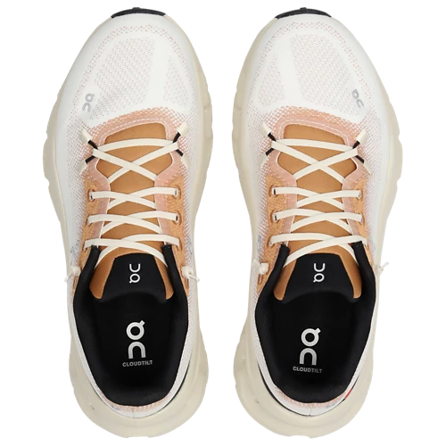 On Running Cloudtilt Ivory Almond, sneaker lifestyle beige et ivoire équipée de la technologie CloudTec Phase® et de l'amorti Helion™ vue du dessus. 