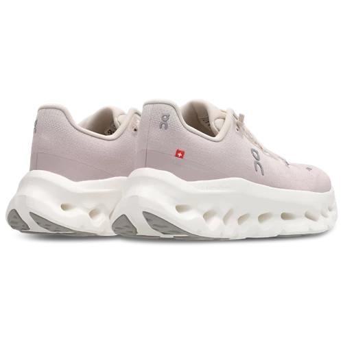 On Running Cloudtilt Pearl Fade, sneaker lifestyle On Running aux tons clairs Pearl Fade avec technologie CloudTec Phase® et amorti Helion™ vue de 3/4 arrière. 