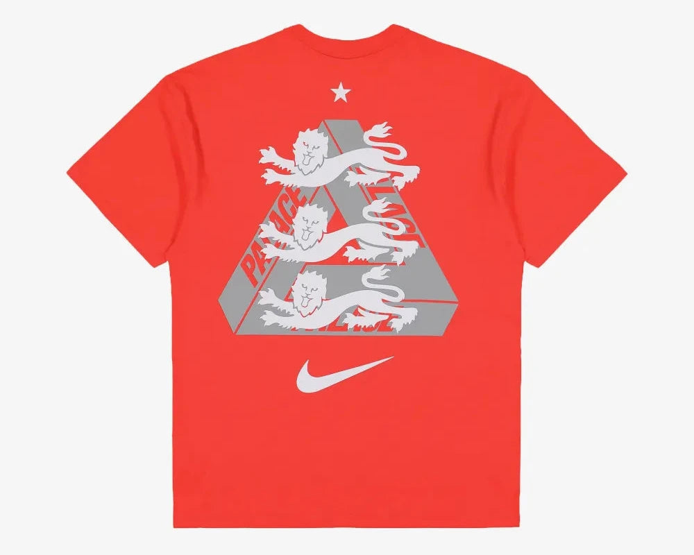 Palace x Nike England T-shirt Light Crimson, t-shirt rouge clair en coton premium issu de la collaboration Palace x Nike avec design streetwear inspiré de l'Angleterre vu de dos. 