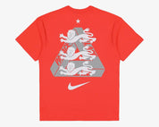 Palace x Nike England T-shirt Light Crimson, t-shirt rouge clair en coton premium issu de la collaboration Palace x Nike avec design streetwear inspiré de l'Angleterre vu de dos. 
