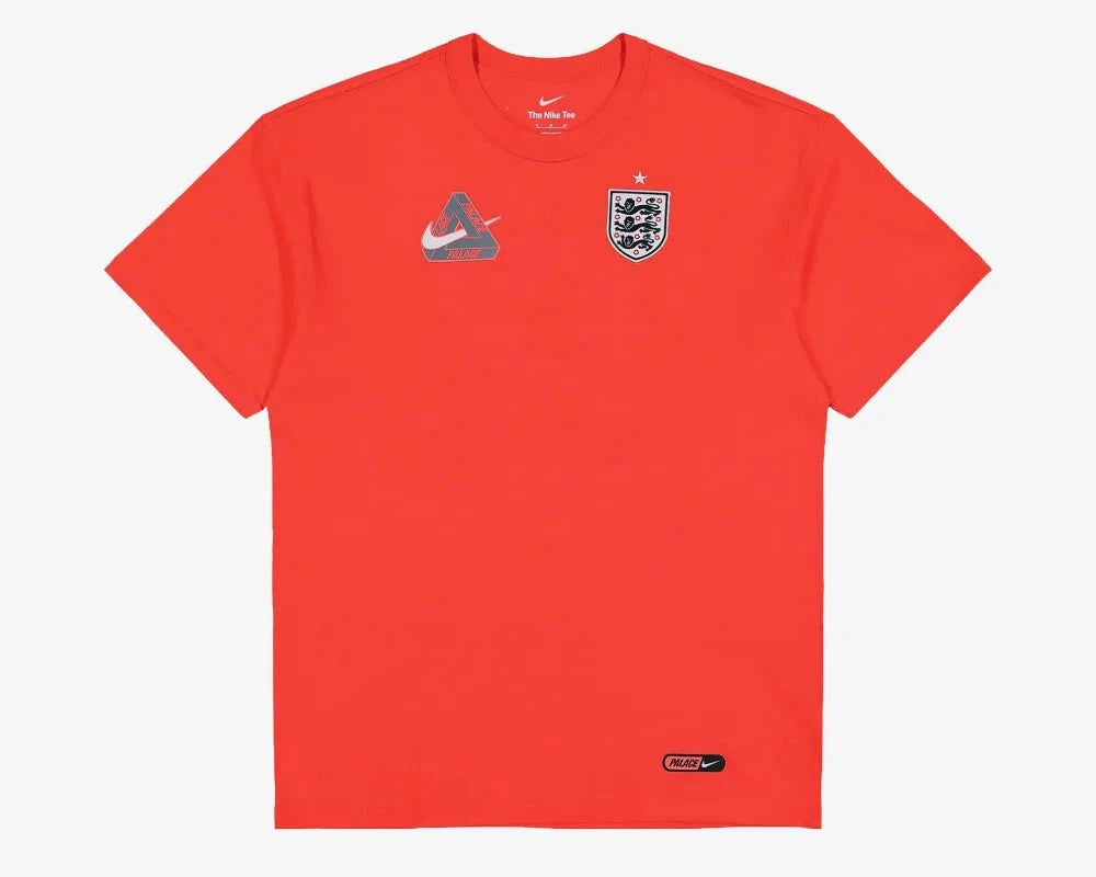 Palace x Nike England T-shirt Light Crimson, t-shirt rouge clair en coton premium issu de la collaboration Palace x Nike avec design streetwear inspiré de l'Angleterre vu de face. 