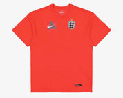 Palace x Nike England T-shirt Light Crimson, t-shirt rouge clair en coton premium issu de la collaboration Palace x Nike avec design streetwear inspiré de l'Angleterre vu de face. 