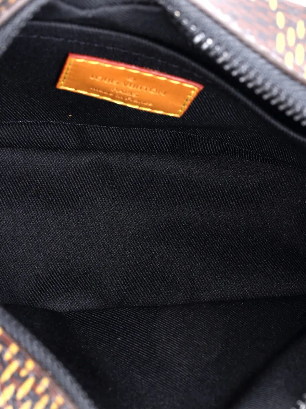Louis Vuitton x Nigo Soft Trunk Damier Ebene Giant Mini Brown, mini sac bandoulière Louis Vuitton marron avec motif Damier Ebene Giant signé Nigo.
