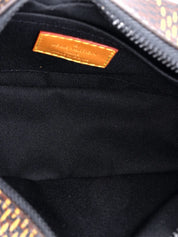 Louis Vuitton x Nigo Soft Trunk Damier Ebene Giant Mini Brown, mini sac bandoulière Louis Vuitton marron avec motif Damier Ebene Giant signé Nigo.
