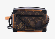 Louis Vuitton x Nigo Soft Trunk Damier Ebene Giant Mini Brown, mini sac bandoulière Louis Vuitton marron avec motif Damier Ebene Giant signé Nigo.