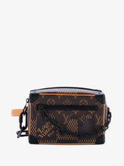 Louis Vuitton x Nigo Soft Trunk Damier Ebene Giant Mini Brown, mini sac bandoulière Louis Vuitton marron avec motif Damier Ebene Giant signé Nigo.