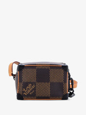Louis Vuitton x Nigo Soft Trunk Damier Ebene Giant Mini Brown, mini sac bandoulière Louis Vuitton marron avec motif Damier Ebene Giant signé Nigo.