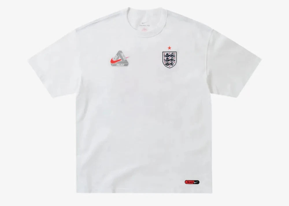 Palace x Nike England T-shirt White, t-shirt blanc en coton premium issu de la collaboration Palace x Nike avec design streetwear inspiré de l'Angleterre vu de face. 