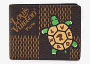 Louis Vuitton x Nigo Multiple Wallet Damier Ebene Giant Brown, portefeuille Louis Vuitton compact marron avec motif Damier Ebene Giant signé Nigo.