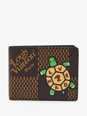 Louis Vuitton x Nigo Multiple Wallet Damier Ebene Giant Brown, portefeuille Louis Vuitton compact marron avec motif Damier Ebene Giant signé Nigo.