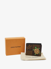 Louis Vuitton x Nigo Multiple Wallet Damier Ebene Giant Brown, portefeuille Louis Vuitton compact marron avec motif Damier Ebene Giant signé Nigo.