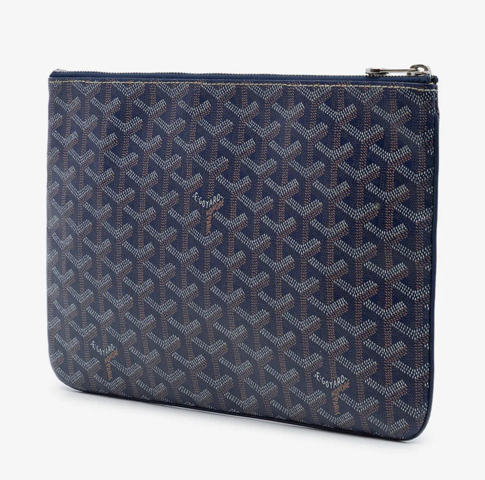 Goyard Senat Pouch MM Navy Blue, pochette en toile Goyardine bleu marine avec motif chevrons, détails en cuir et fermeture zippée.