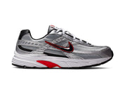 Nike Initiator Metallic Silver Red en mesh Metallic Silver, blanc et noir avec renforts superposés et silhouette rétro-running vue de profil. 