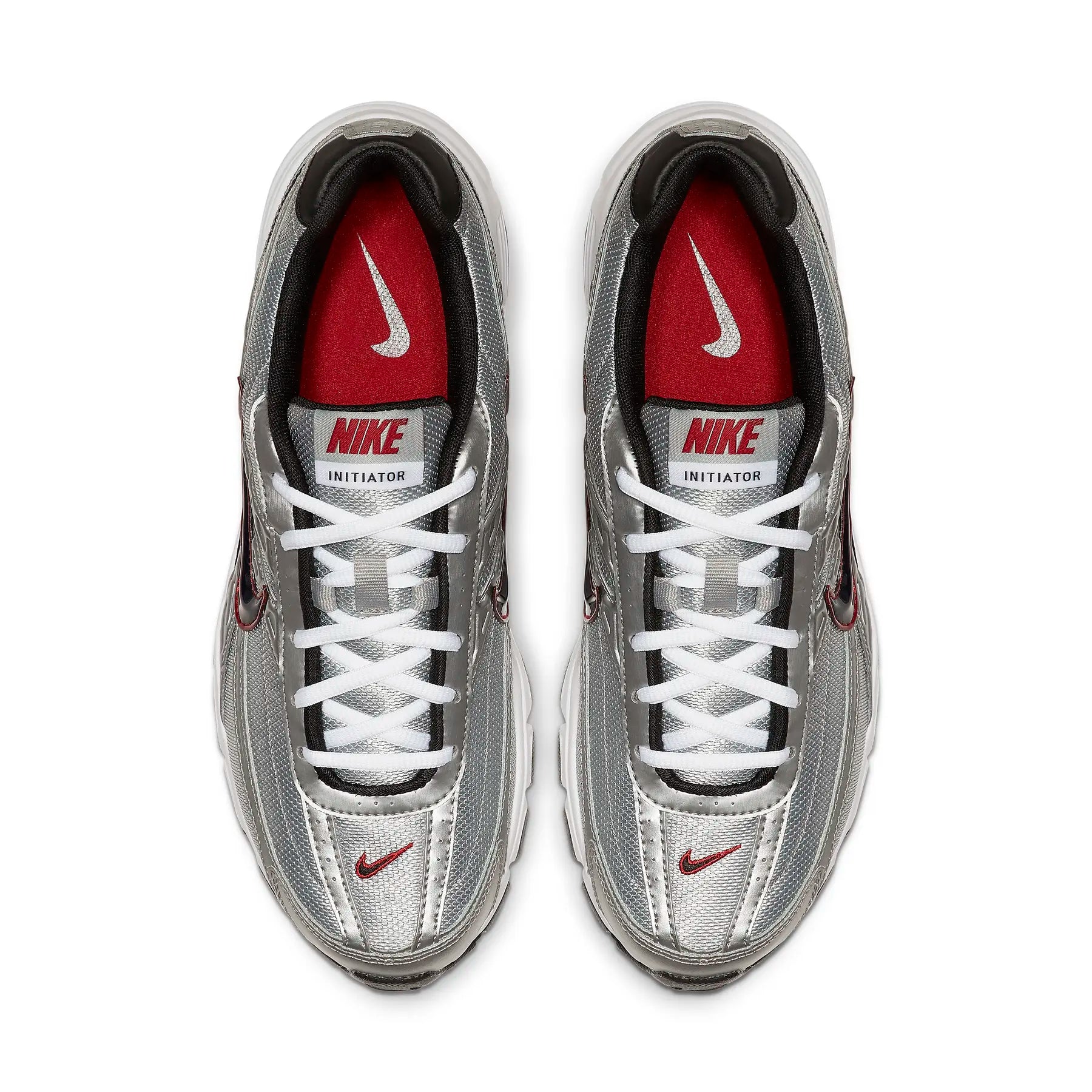 Nike Initiator Metallic Silver Red en mesh Metallic Silver, blanc et noir avec renforts superposés et silhouette rétro-running vue du dessus. 