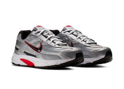 Nike Initiator Metallic Silver Red en mesh Metallic Silver, blanc et noir avec renforts superposés et silhouette rétro-running vue de 3/4 face. 