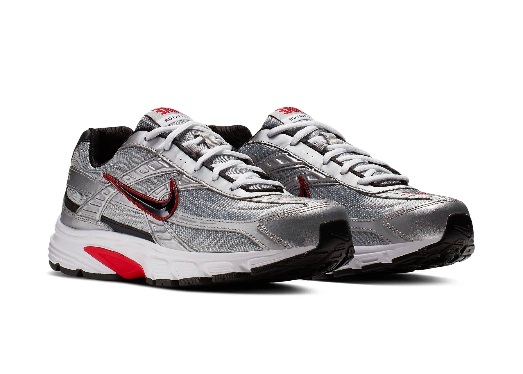 Nike Initiator Metallic Silver Red en mesh Metallic Silver, blanc et noir avec renforts superposés et silhouette rétro-running vue de 3/4 face. 