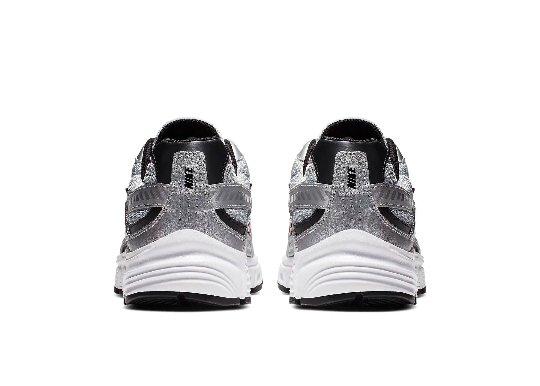 Nike Initiator Metallic Silver Red en mesh Metallic Silver, blanc et noir avec renforts superposés et silhouette rétro-running vue de derrière. 