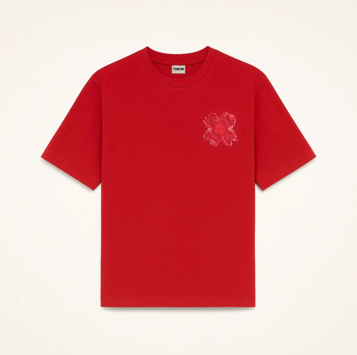 tee shirt torom rouge , oversize , vus de face
