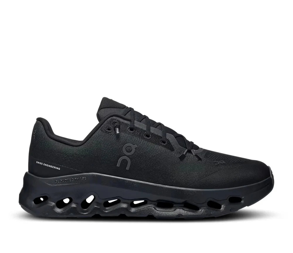 On Running Cloudtilt Black Eclipse, sneaker noire On Running équipée de la technologie CloudTec Phase® et de l'amorti Helion™ pour un confort optimal au quotidien vue de profil. 
