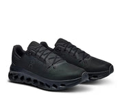 On Running Cloudtilt Black Eclipse, sneaker noire On Running équipée de la technologie CloudTec Phase® et de l'amorti Helion™ pour un confort optimal au quotidien vue de 3/4 face. 