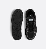 Dior B30 Triple Black – sneakers unisexes en noir intégral, alliant confort et luxe, vue de haut sur l'avant et la semelle de la chaussure