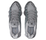 Nike Shox TL Wolf Grey Iron Grey avec tige en mesh respirant, renforts synthétiques Wolf Grey et Iron Grey et semelle Nike Shox intégrale offrant amorti et stabilité vue du dessus. 