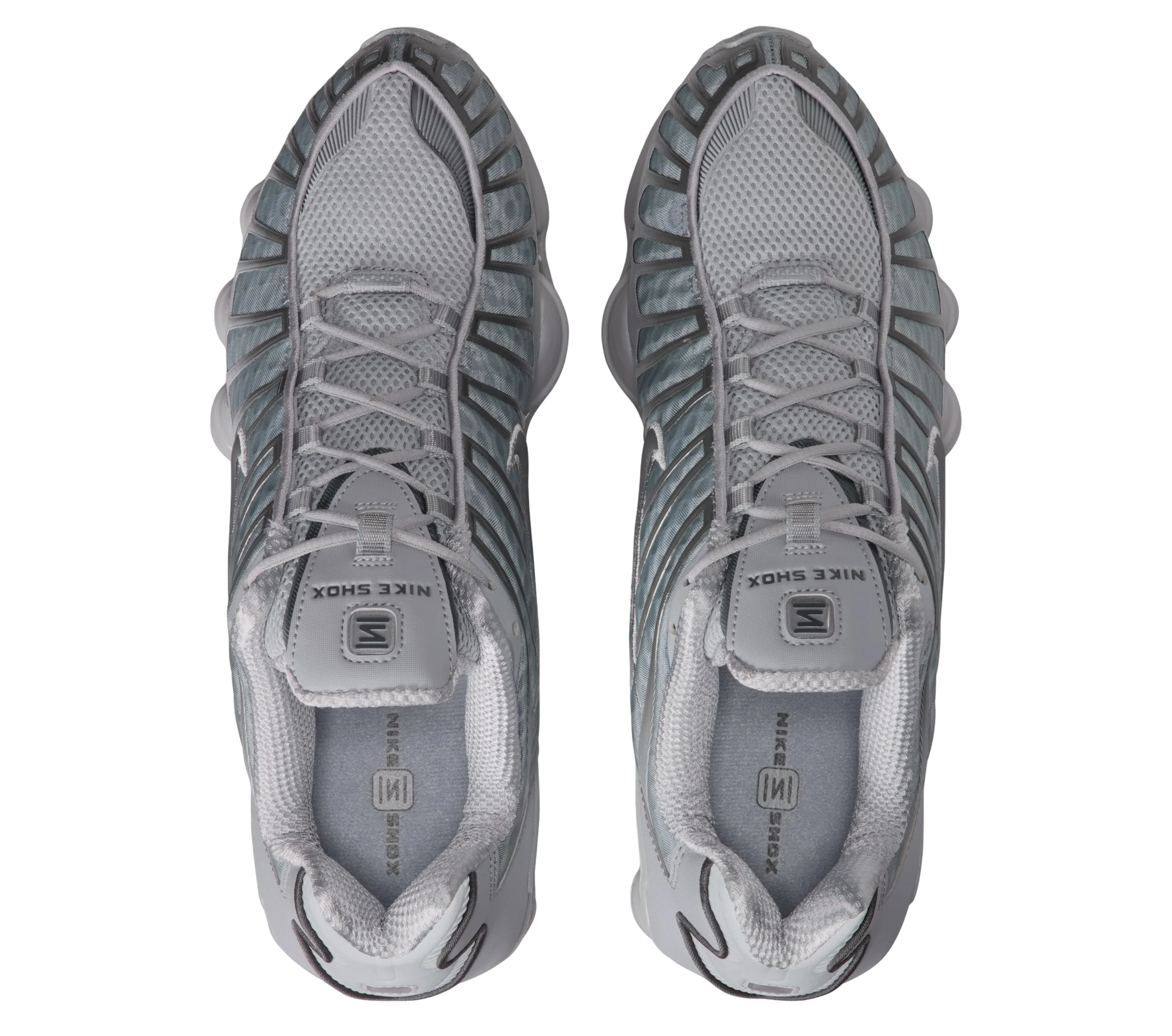 Nike Shox TL Wolf Grey Iron Grey avec tige en mesh respirant, renforts synthétiques Wolf Grey et Iron Grey et semelle Nike Shox intégrale offrant amorti et stabilité vue du dessus. 
