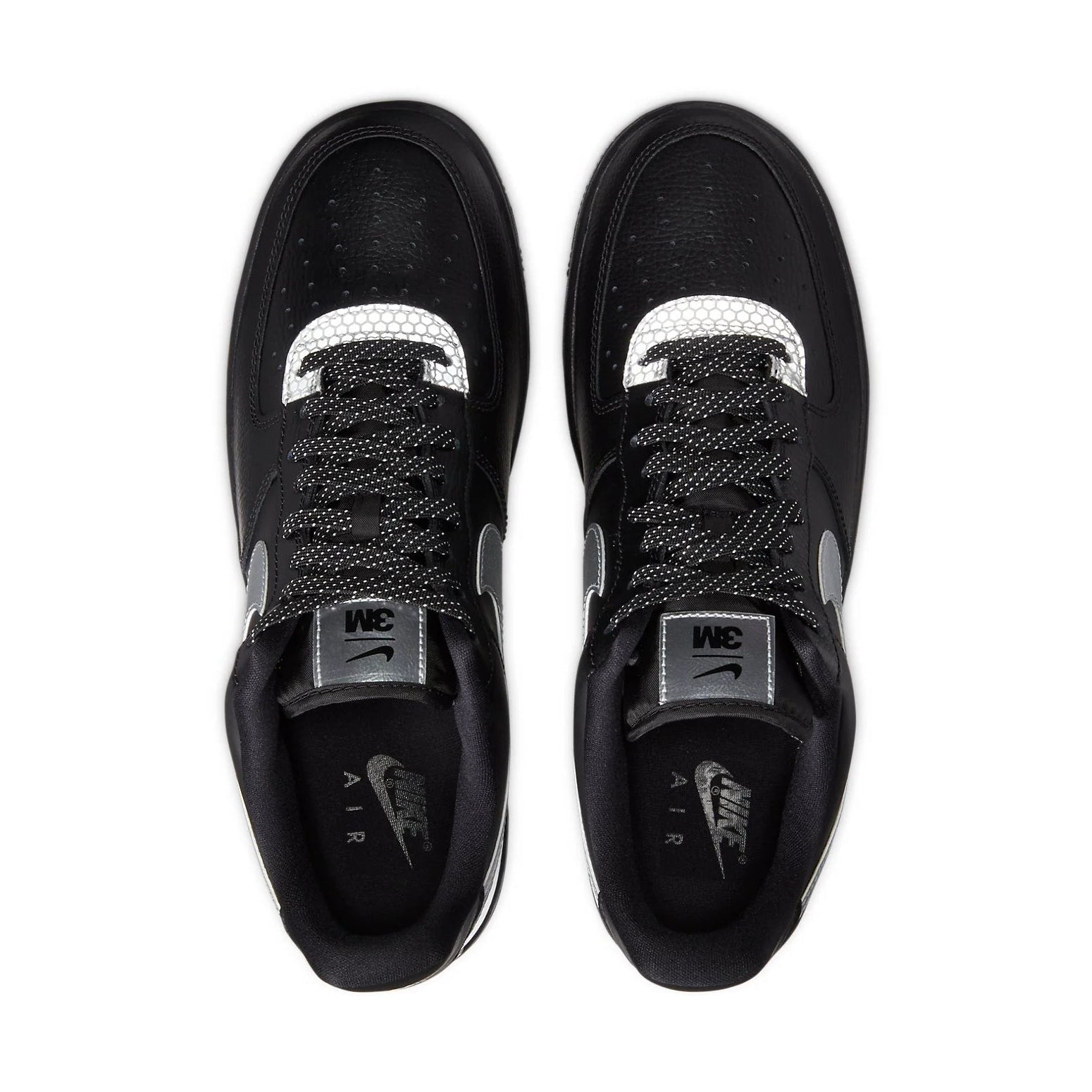 Nike Air Force 1 Low 3M Black, sneaker noire en cuir avec Swoosh argenté et empiècements réfléchissants 3M Metallic Silver vue du dessus. 