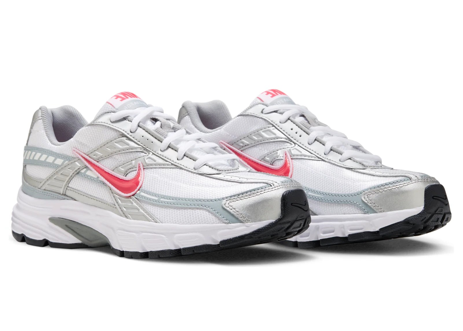 Nike Initiator Silver Red blanche et argentée avec détails Cherry rouges, empeigne rétro-running et semelle intermédiaire amortissante vue de 3/4 face. 