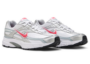 Nike Initiator Silver Red blanche et argentée avec détails Cherry rouges, empeigne rétro-running et semelle intermédiaire amortissante vue de 3/4 face. 