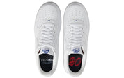 Nike Air Force 1 Low NBA Paris Game, sneaker Nike Air Force 1 Low inspirée du NBA Paris Game avec amorti Nike Air et finitions premium vue du dessus. 