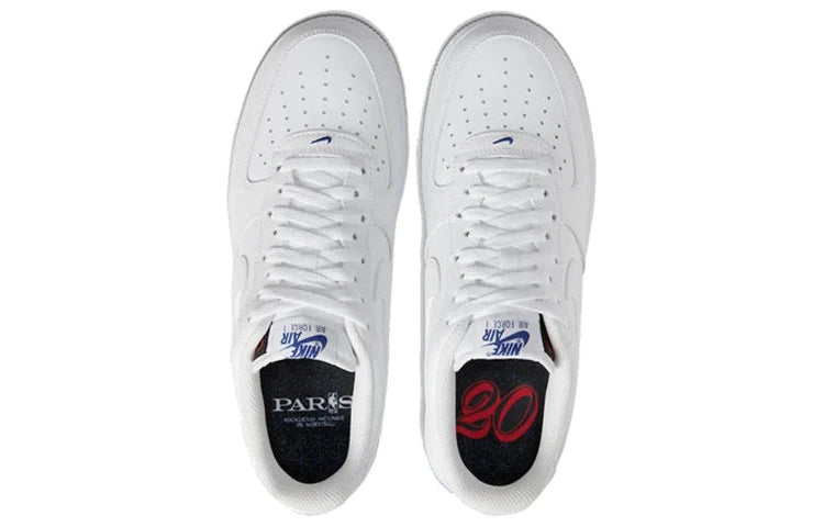 Nike Air Force 1 Low NBA Paris Game, sneaker Nike Air Force 1 Low inspirée du NBA Paris Game avec amorti Nike Air et finitions premium vue du dessus. 