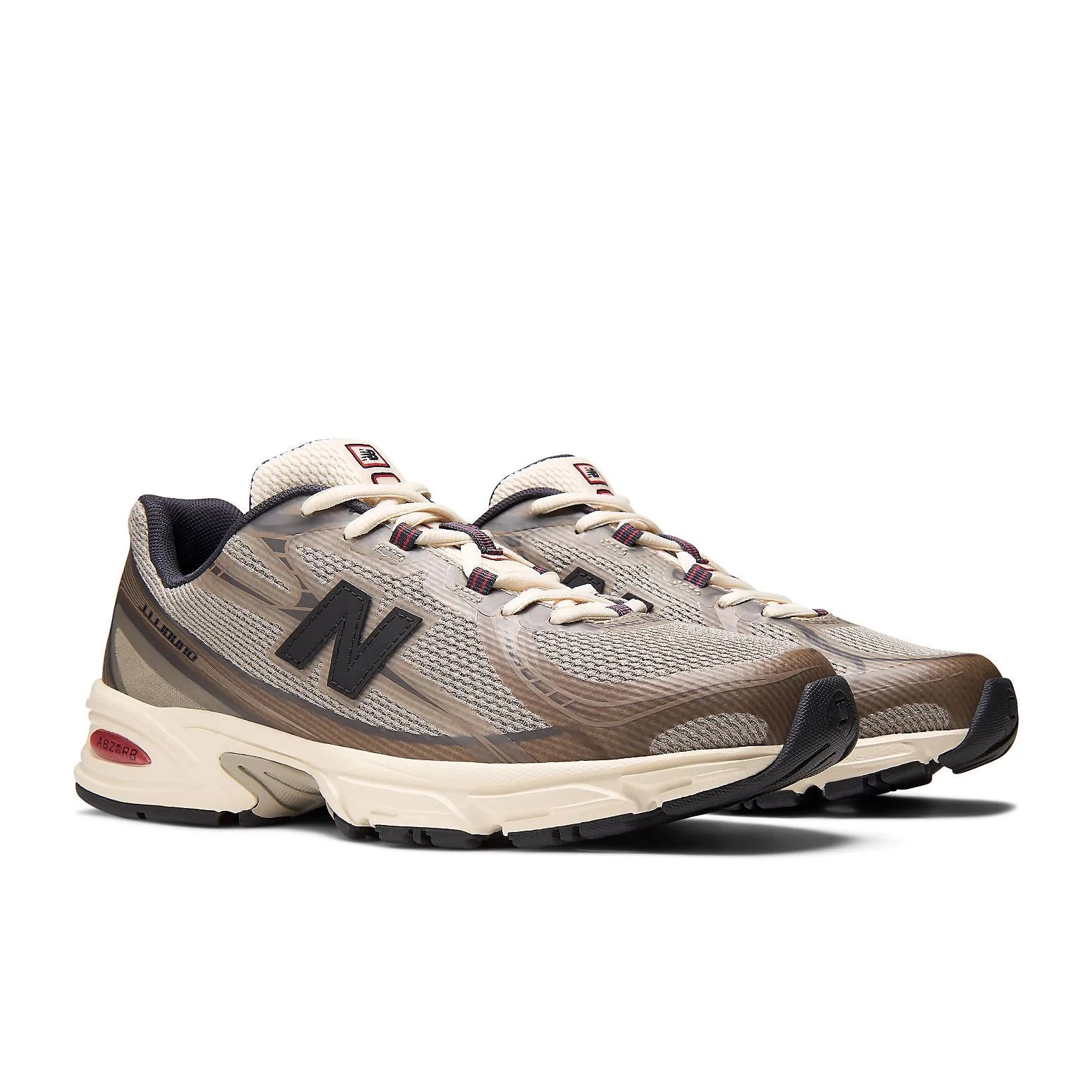 New Balance 740N JJJJound Mushroom, sneaker rétro-running beige et marron issue de la collaboration JJJJound x New Balance avec tige en mesh vue de 3/4 face. 
