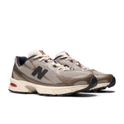 New Balance 740N JJJJound Mushroom, sneaker rétro-running beige et marron issue de la collaboration JJJJound x New Balance avec tige en mesh vue de 3/4 face. 