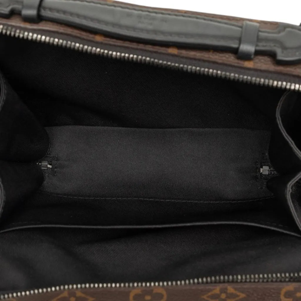 Louis Vuitton Handle Soft Trunk Monogram Macassar Brown, sac Louis Vuitton rectangulaire en toile Monogram marron avec finitions noires, poignée supérieure et bandoulière.
