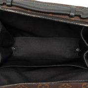 Louis Vuitton Handle Soft Trunk Monogram Macassar Brown, sac Louis Vuitton rectangulaire en toile Monogram marron avec finitions noires, poignée supérieure et bandoulière.