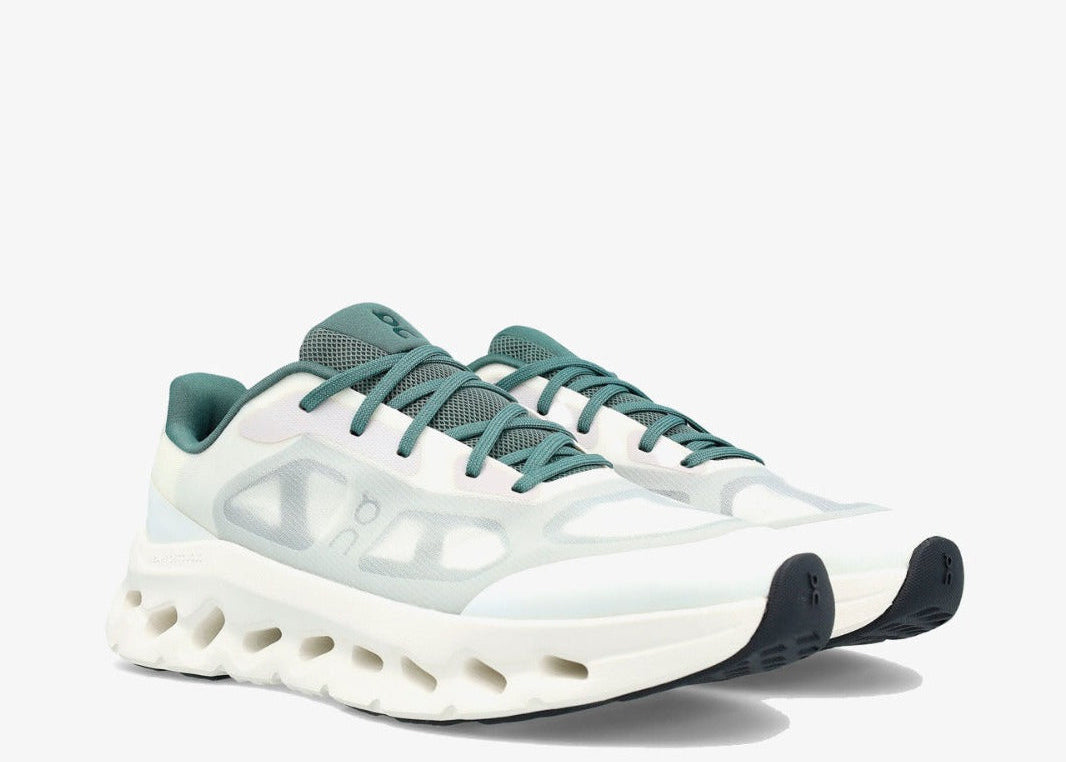 On Running Cloudtilt Remix Ivory Olive, sneaker lifestyle On Running ivoire et vert olive équipée de la technologie CloudTec Phase® et de l'amorti Helion