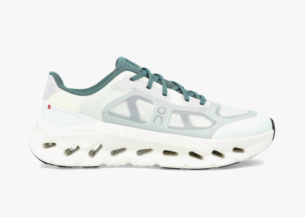 On Running Cloudtilt Remix Ivory Olive, sneaker lifestyle On Running ivoire et vert olive équipée de la technologie CloudTec Phase® et de l'amorti Helion