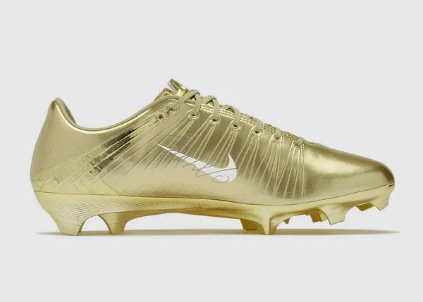 Nike Mercurial Superfly 1 RGN FG SE CR7 Metallic Gold Star avec tige Flyknit dorée, revêtement Gripknit, collier Dynamic Fit et semelle FG à crampons pour gazon naturel.