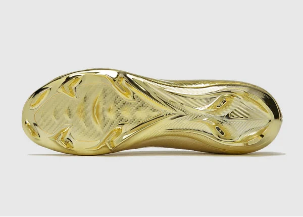 Nike Mercurial Superfly 1 RGN FG SE CR7 Metallic Gold Star avec tige Flyknit dorée, revêtement Gripknit, collier Dynamic Fit et semelle FG à crampons pour gazon naturel.