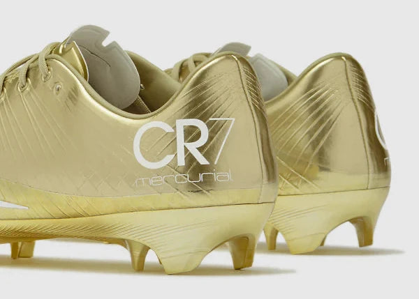 Nike Mercurial Superfly 1 RGN FG SE CR7 Metallic Gold Star avec tige Flyknit dorée, revêtement Gripknit, collier Dynamic Fit et semelle FG à crampons pour gazon naturel.
