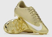 Nike Mercurial Superfly 1 RGN FG SE CR7 Metallic Gold Star avec tige Flyknit dorée, revêtement Gripknit, collier Dynamic Fit et semelle FG à crampons pour gazon naturel.