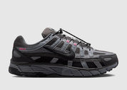 Nike P-6000 Anthracite Black Pink grise et noire avec tige en mesh, empiècements multicouches et détails Hyper Pink.