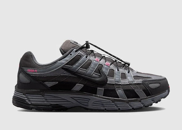 Nike P-6000 Anthracite Black Pink grise et noire avec tige en mesh, empiècements multicouches et détails Hyper Pink.