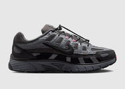 Nike P-6000 Anthracite Black Pink grise et noire avec tige en mesh, empiècements multicouches et détails Hyper Pink.