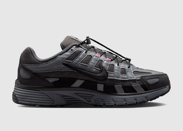Nike P-6000 Anthracite Black Pink grise et noire avec tige en mesh, empiècements multicouches et détails Hyper Pink.